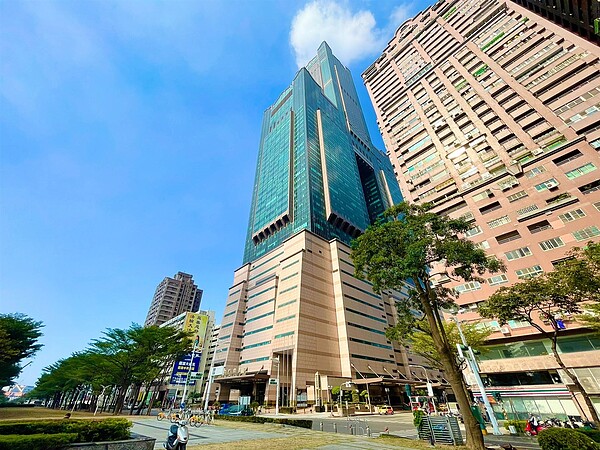 交易量第一及第三的新光路、自強三路,鄰近高雄市八五大樓,此區因開發早,中古屋林立。 圖/永慶房產集團提供