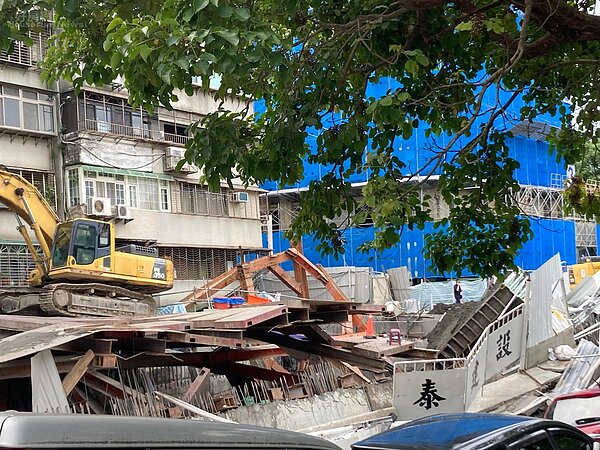 建案因作業疏失造成周邊地區嚴重下陷。（圖／好房網News記者徐沛琪攝影）