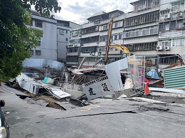 台北市大直街發生民宅塌陷意外，幸好無人員傷亡，台北市府已立即安置民宅與房屋受損的住戶，並進行塌陷部分的搶救。圖／民眾提供