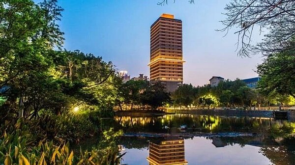 民進黨議員楊玲宜在臉書貼文表示近日網路傳聞，新竹市長高虹安住在新竹公園前面的豪宅大樓。圖／取自楊玲宜臉書
