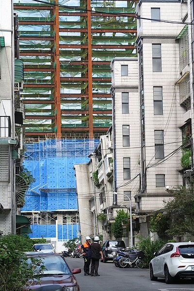 大直街94巷發生建案施工不慎,導致周遭多間房屋毀損,一間房子甚至5樓直接變成4樓。圖/好房網News