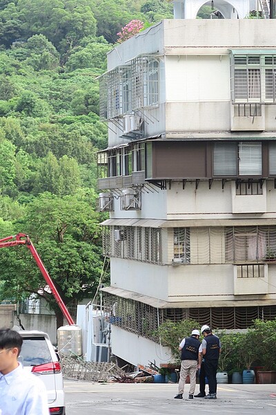 大直街94巷發生建案施工不慎，導致周遭多間房屋毀損，一間房子甚至5樓直接變成4樓。圖／好房網News攝