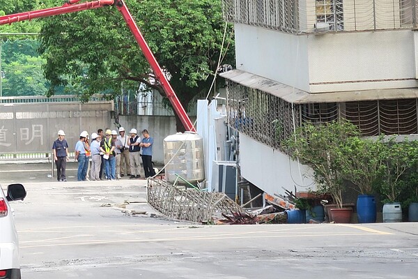 大直街94巷發生建案施工不慎，導致周遭多間房屋毀損，一間房子甚至5樓直接變成4樓。圖／好房網News