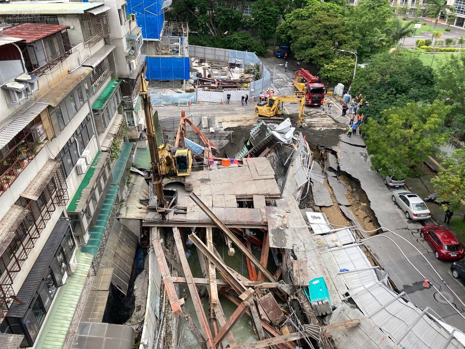 大直街建案作業疏失，造成附近公寓倒塌。（圖／好房網News記者徐沛琪攝影）