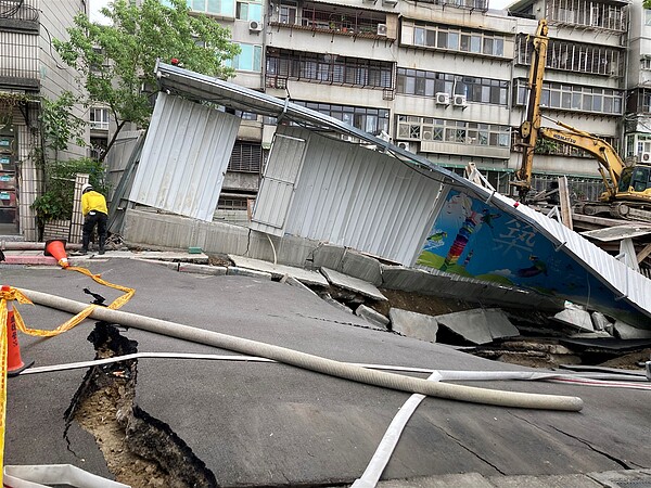 建管處回應，事發工地已遭勒令停工並處起、承、監造人各新臺幣9萬元，共計27萬元罰鍰處分。圖／好房網News記者徐沛琪攝