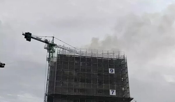 高雄仁武區11層樓建築工地冒出濃煙火警。圖/讀者提供