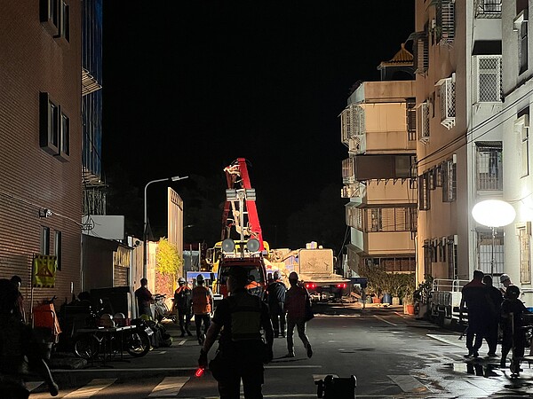 北市大直街建案7日晚上發生施工釀災,導致鄰屋整棟垮掉「二樓變一樓」。記者洪子凱/攝影
