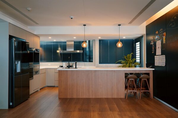 隋棠廚房採取開放式設計和吧台。圖／擷取自臉書隋棠 Sonia Sui