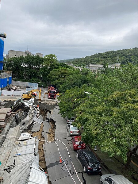 警消已將現場圍上封鎖線進行交通管制。圖/好房網News記者徐沛琪攝