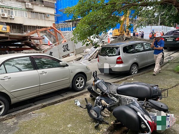 一整排停在路邊的車輛也因路面突起至少2至3公分呈現高低起伏貌。圖/好房網News記者徐沛琪攝