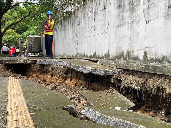 受波及路面落差將近70公分之高。圖/好房網News記者徐沛琪攝