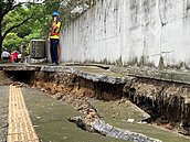 大直民宅塌路面隆起！直擊道明外僑學校圍牆外現超大裂縫