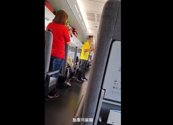 有民眾搭乘台鐵EMU3000型新自強號時，在車廂內大唱卡拉OK。圖／取自臉書粉專「台灣便當管理局-附屬鐵路部」