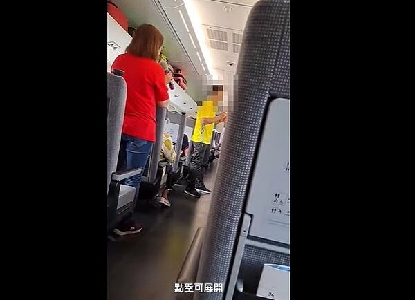 有民眾搭乘台鐵EMU3000型新自強號時,在車廂內大唱卡拉OK。圖/取自臉書粉專「台灣便當管理局-附屬鐵路部」