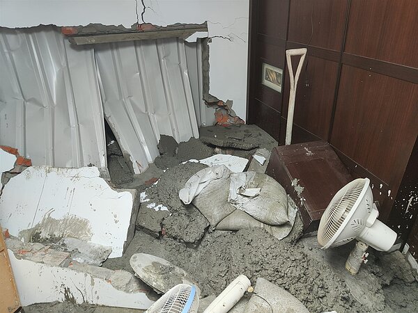 新北市三重區大同南路一處建案7日也發生工安意外,水泥直接灌入隔壁民宅。圖/取自臉書社團《●【爆料公社】●》