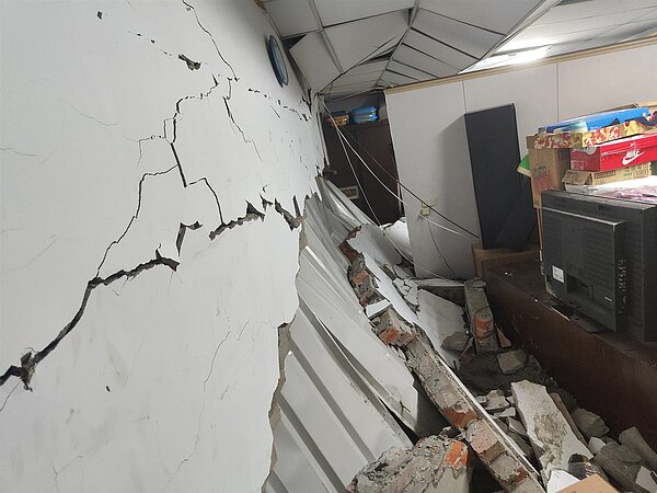 新北市三重區大同南路一處建案7日也發生工安意外,水泥直接灌入隔壁民宅。圖/取自臉書社團《●【爆料公社】●》