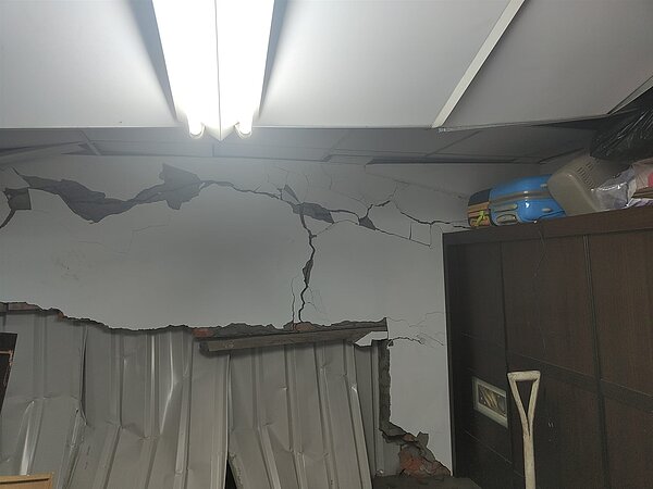 新北市三重區大同南路一處建案7日也發生工安意外,水泥直接灌入隔壁民宅。圖/取自臉書社團《●【爆料公社】●》