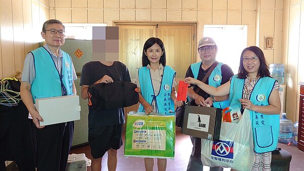 雲林縣陳姓高職生欠稅25萬餘元,行政執行官發現他經濟困難,嘉義分署愛心社捐贈助學金6000元,發起募集物資,分署長柯怡伶也率隊關懷慰問。圖/行政執行署嘉義分署提供