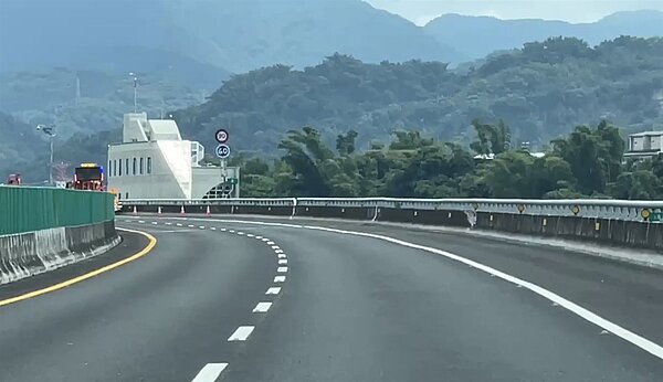 鳥嘴潭人工湖管理中心斜面玻璃帷幕反射陽光,影響國道六號行車視線。圖/讀者提供