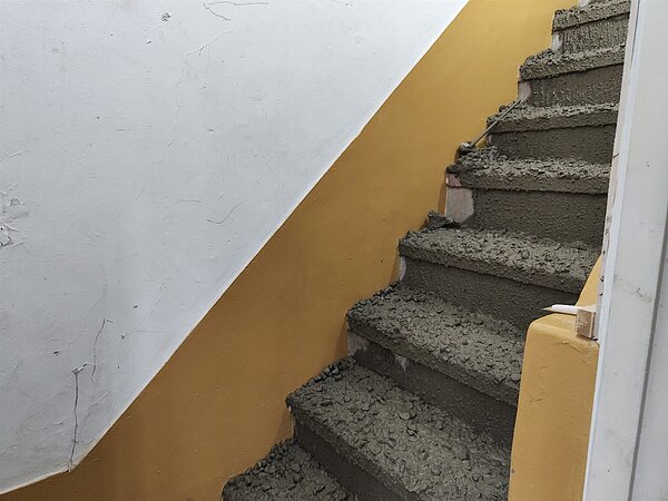 新北市三重區大同南路一處建案7日也發生工安意外,水泥直接灌入隔壁民宅。圖/取自臉書社團《●【爆料公社】●》