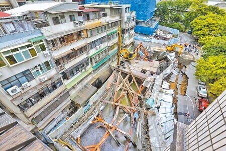 
台北市大直街94巷內民宅因基泰建設工地施工不當而嚴重傾斜，共7棟建物受影響，市府勒令基泰及福益營造於北市工地全數停工。（杜宜諳攝）
