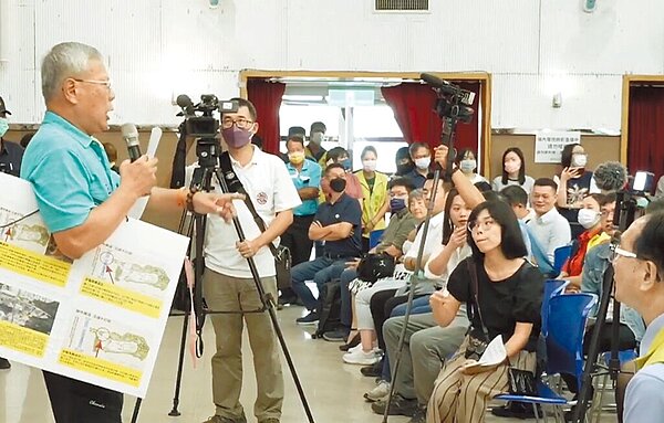 彰化市延和里長王勝和（左一）反對火化場蓋在彰化殯儀館後方。（民眾提供／孫英哲彰化傳真）