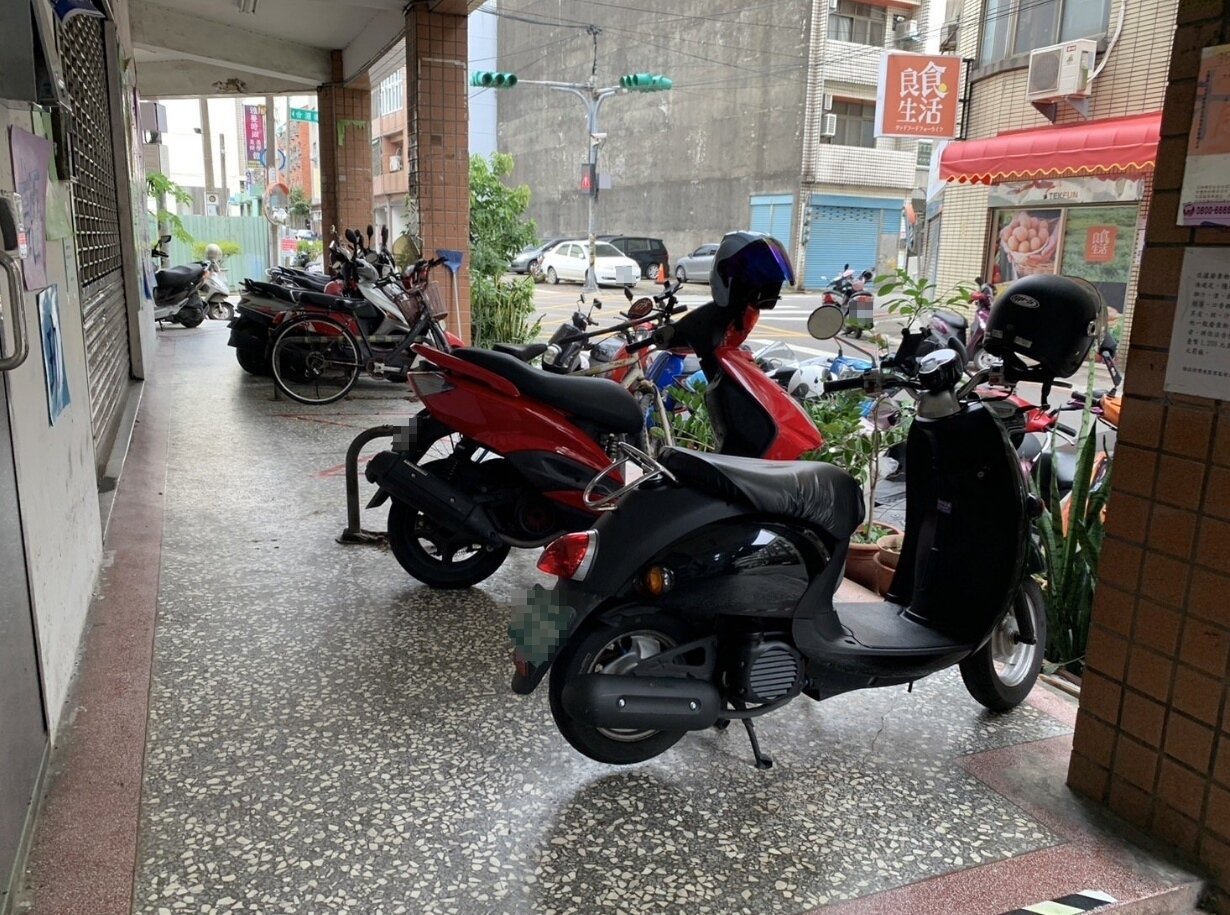 桃園市開放騎樓停放機車,不過需保持1.3公尺以上人行空間,而全桃園目前共有104條路段騎樓是禁止停放機車的。記者翁唯真/攝影