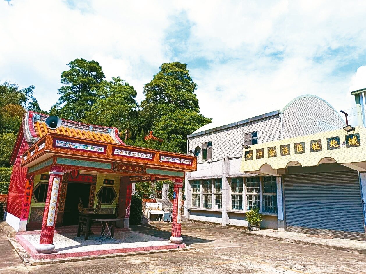 苗栗縣通霄鎮城北里的土地公廟和社區活動中心因土地產權不明，面臨標售命運，地方民眾急補救。記者吳傑沐／攝影 