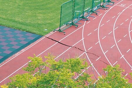 台北市大直街94巷弄內民宅因工地施工嚴重傾斜,鄰近的道明外僑學校操場及圍牆都出現大裂縫。(杜宜諳攝)