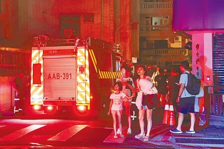 
台北市中山區大直街94巷7日晚間周邊因工地施工導致鄰近民宅嚴重下陷，7棟建物受影響，警消緊急劃設警戒區實施管制及緊急疏散。（郭吉銓攝）
