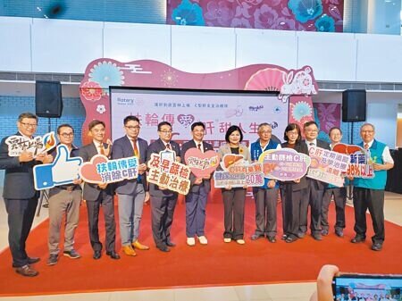 雲林縣偏遠山區或沿海鄉鎮C肝患者,因需長途跋涉往往在治療上打退堂鼓。台北瑞光扶輪社、45家基層診所攜手排除患者就醫困難窘境,8日舉行成果發表會。(周麗蘭攝)