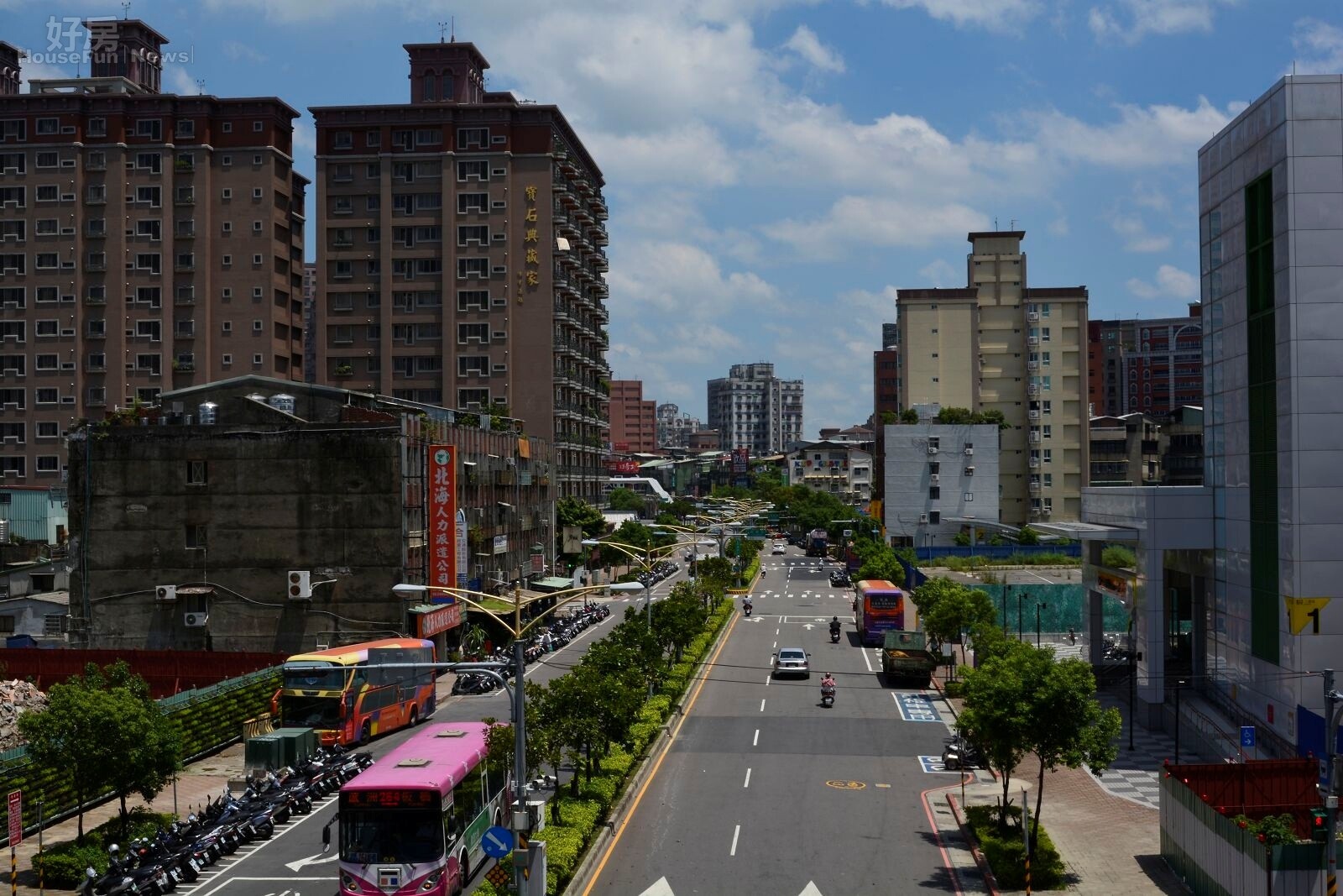 捷運三重站,新北市三重區疏洪東路,機場捷運,街景。(好房News記者 陳韋帆/攝影)