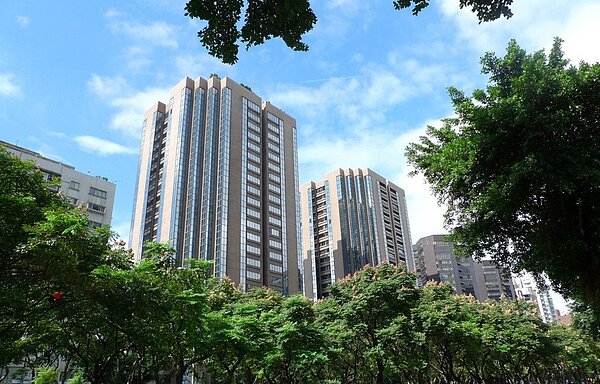 屋齡30年以上的資深商辦，成買方眼中炙手可熱的金雞母。圖／信義全球資產公司提供