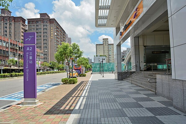 捷運三重站,新北市三重區疏洪東路,機場捷運,街景。(好房News記者 陳韋帆/攝影)