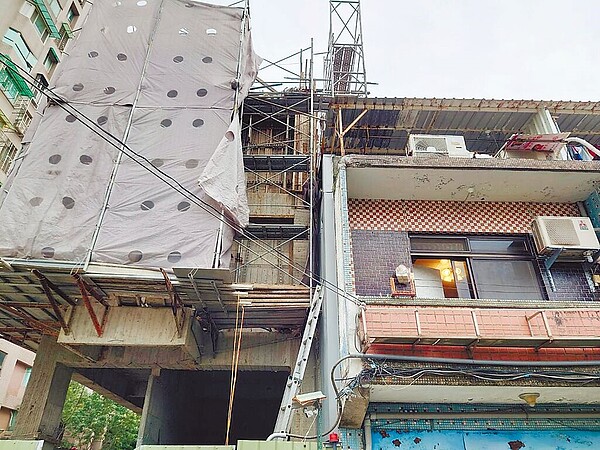 新北市三重7日也發生建築工地施工不慎,導致鄰損的意外,隔壁住戶3樓側牆遭水泥灌破,流入屋內。(新北市工務局提供/呂健豪新北傳真)