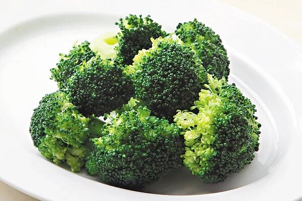 營養師劉怡里建議，在夏天轉換秋天之際，可以補充含有3類營養素的食材，包括魚油、礦物質硒及槲皮素及多喝水，有助於抗發炎及提升免疫力。圖／聯合資料照片
