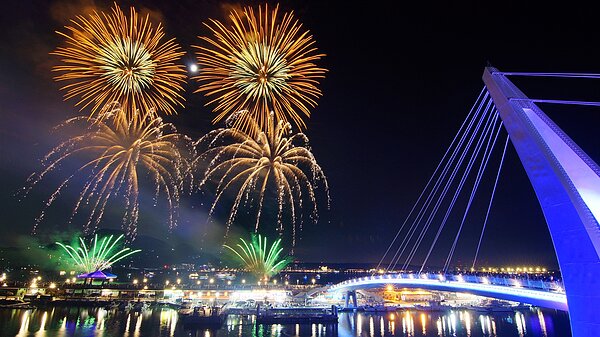 2023仲夏繽紛樂活動8月27日煙火秀實景。圖/新北市政府提供