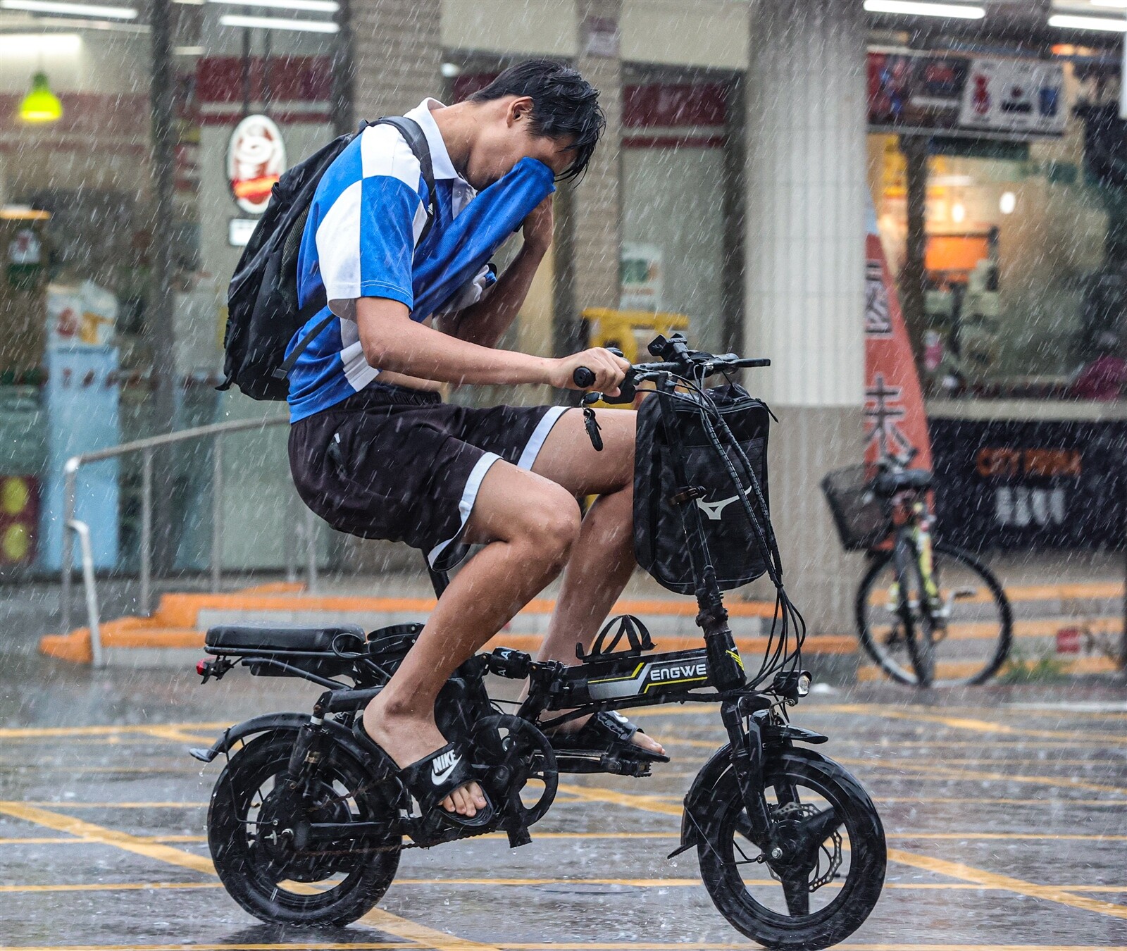 中央氣象局發布大雨特報。本報資料照片 