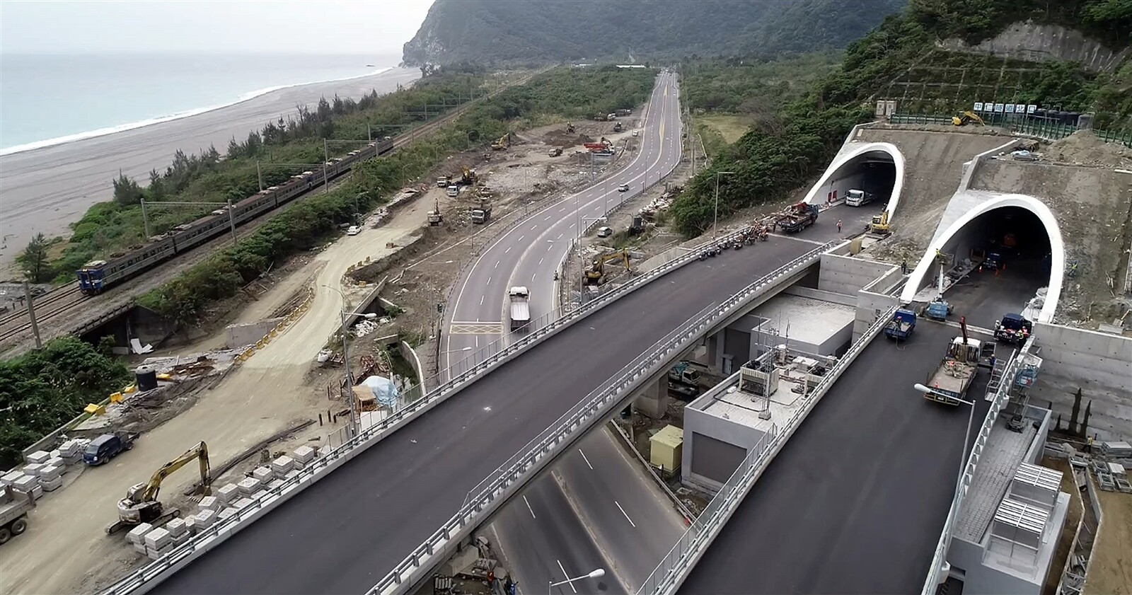 蘇花改中仁隧道北上隧道為施工改善排水並刨鋪路面，從9月14日起至11月30日，白天時段將有交通管制。圖／本報資料照片 