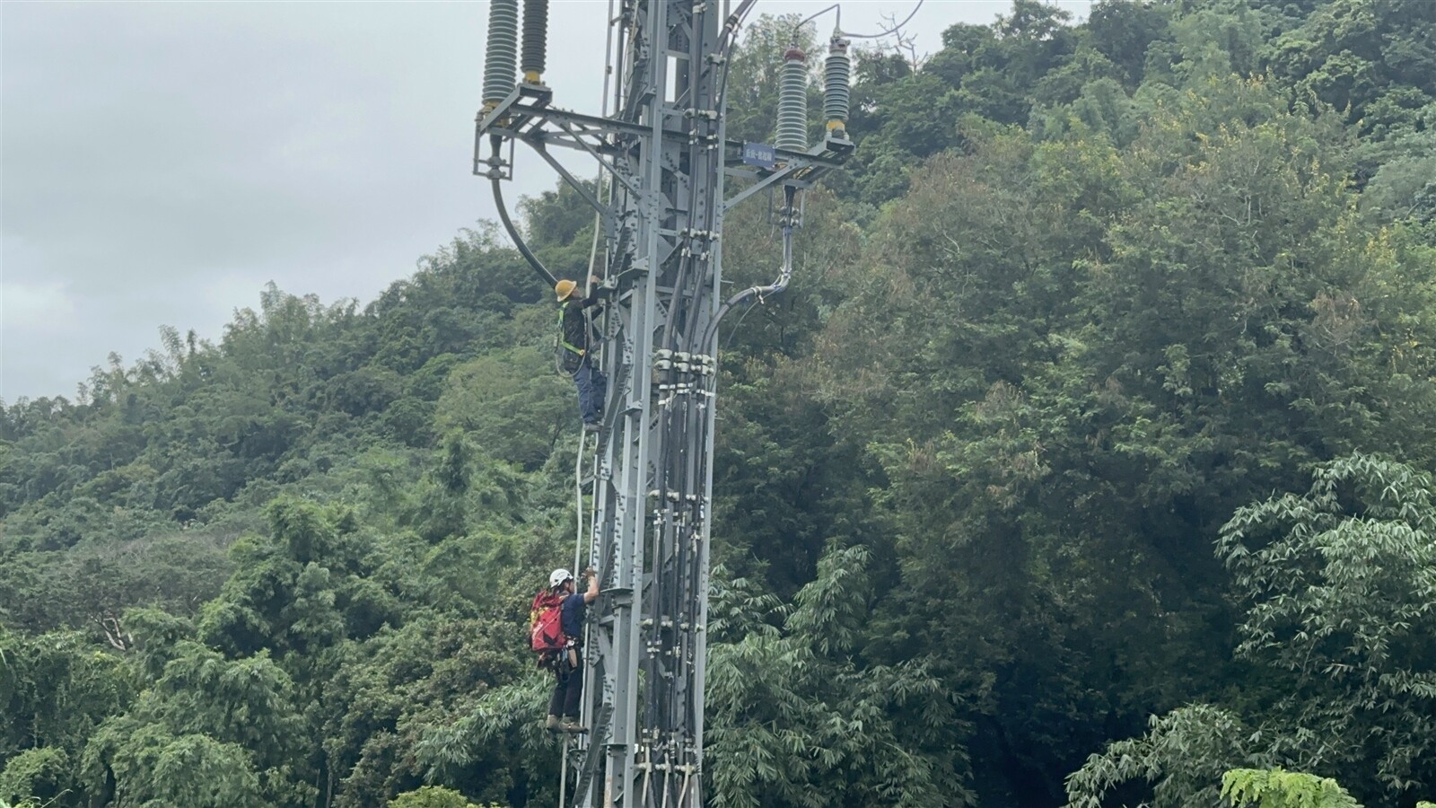 嘉義縣阿管處宿舍後高壓電塔，今早9點多，台電2外包工人疑觸電掛在8米高壓電塔上，1死1獲救。記者呂慧瑜／攝影 