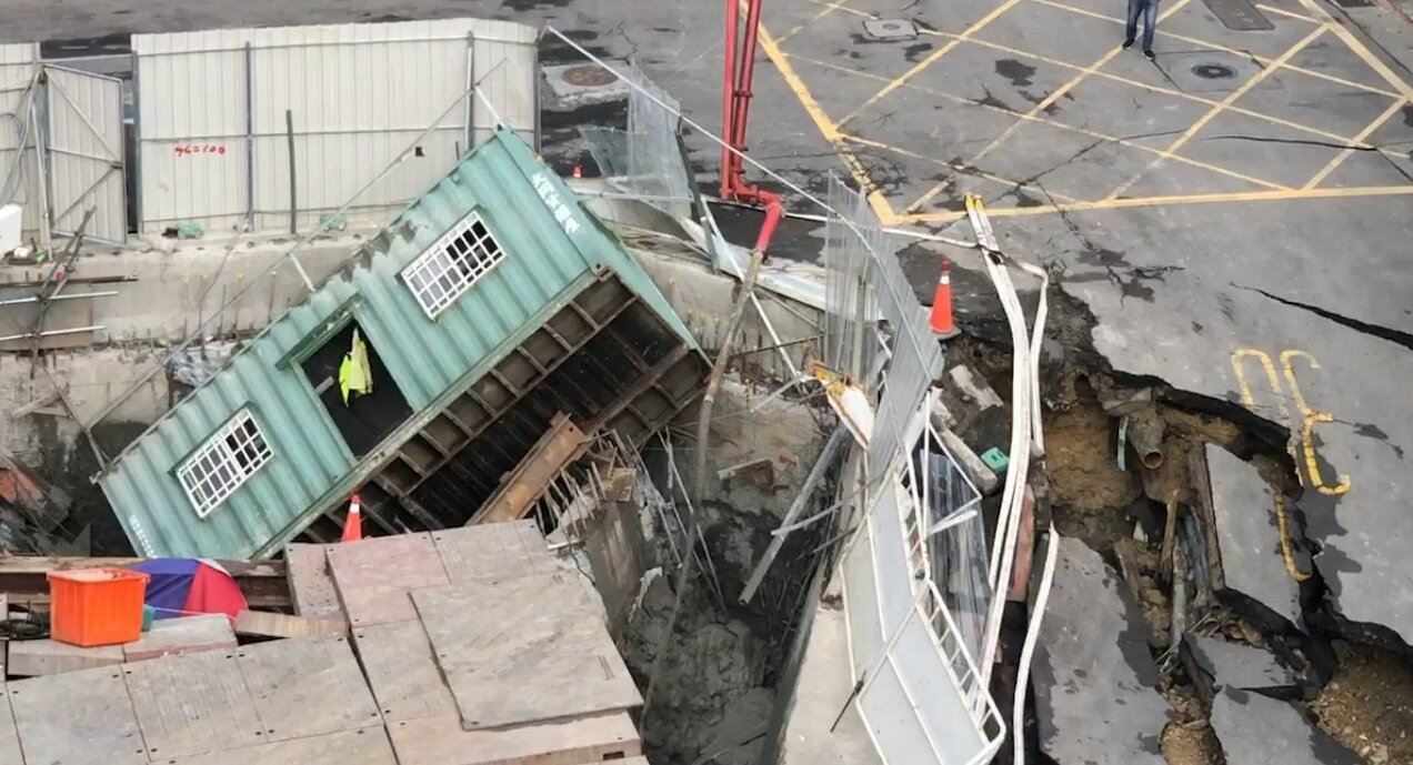 ▼「基泰大直」不僅導致鄰近民宅下沉,自身基地也塌陷。(圖/東森新聞)