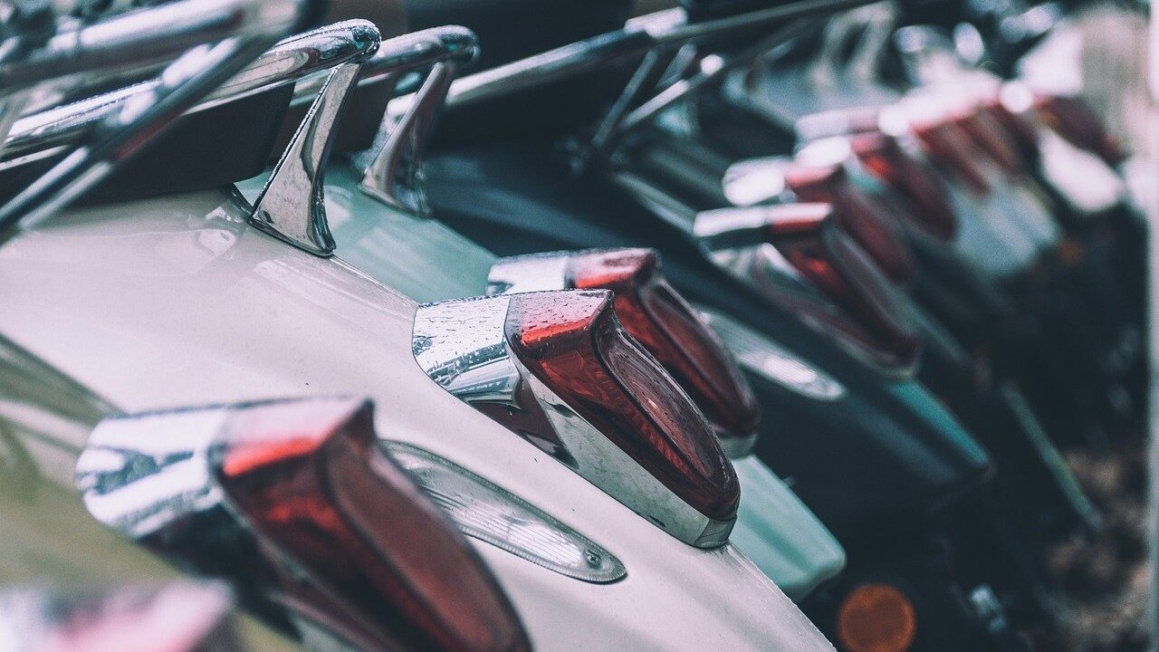 ▼原PO表示自己看中了某預售案,卻發現該處的機車位不夠多。雖然代銷稱「這附近很好停」,他仍有些疑慮。(示意圖/取自<a href="https://pixabay.com/photos/scooter-motorcycle-taillight-7737073/"><span style="color:#000000;">pixabay</span></a>)