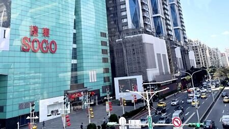 新光三越展新店,預計16日插旗東區Diamond Towers,比鄰SOGO復興館,北市東區百貨商戰盛況可期。圖∕本報資料照片