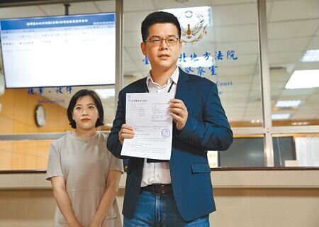 針對大直民宅傾斜下陷案,台北市法務局長連堂凱(右)與律師9日晚間前往台北地院遞狀,對基泰建設聲請假扣押。(姚志平攝)