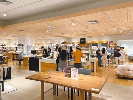 Crate＆Barrel微風信義店將於11月12日結束營業，推出3折起的特賣會。（古明弘攝）