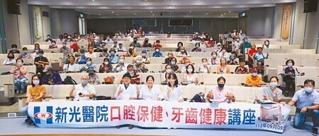 
中國時報與新光醫院9日合辦旺旺中時生活講堂─健康系列講座「從齒開始 一口好牙這樣做」，民眾與新光醫院牙科部主任張淑芳（前排左四）、主治醫師李冠翰（前排左三）及高子詠（前排右四）合影。（張鎧乙攝）
