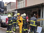 金門城民宅火警引起周邊住戶恐慌　消防人員馳赴搶救