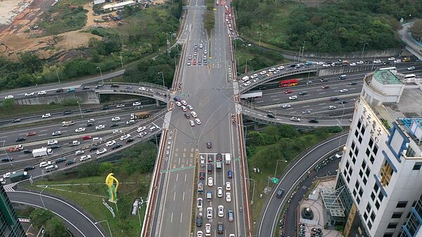 新竹市政府攜手縣府向交通部成功爭取智慧交控計畫支持,希望提升整體行車效率。圖為國道1號新竹公道五交流道。圖/竹市府提供