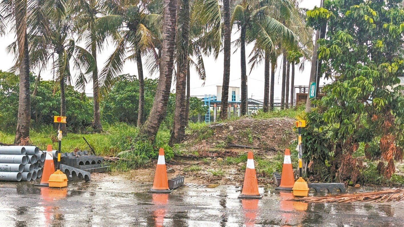 綠能業者取得路權,開挖時卻因未與地主取得共識,遭到居民抗議,工程停工。記者莊曜聰/攝影