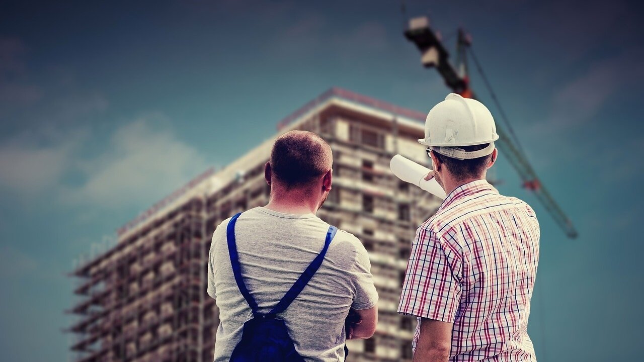 ▼原PO表示,朋友家附近的住戶面對建商施工疑慮強硬抗爭,後來建商就派人積極處理。(示意圖,非新聞提及房產/取自<a href="https://pixabay.com/photos/building-professional-employee-2762319/"><span style="color:#000000;">pixabay</span></a>)